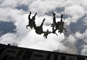 Canadian paratroopers in organized freefall