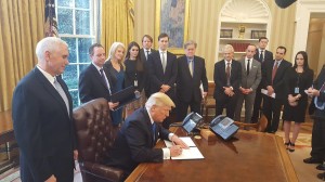 Donald_Trump_signs_Executive_Orders_January_2017