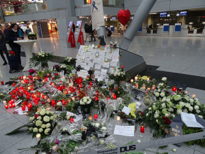 4U9525_Memorial_at_Düsseldorf_Airport