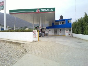 Gasolinera_a_lado_de_la_presa_de_Jalpan_-_panoramio