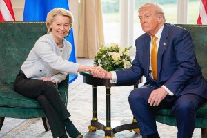1024px-Meeting_between_Ursula_von_der_Leyen,_President_of_the_EC,_and_Donald_Trump,_President_of_the_United_States_-_2025_(3)