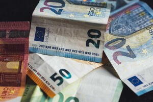 960px-EURO_Cash_Money_Banknote_(49643807026)